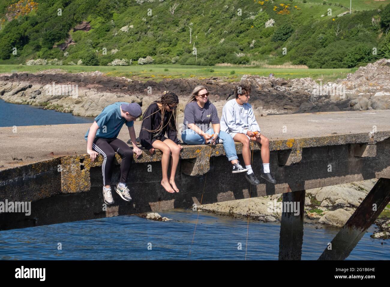 Portencross, Écosse, Royaume-Uni. 6 juin 2021. Météo au Royaume-Uni : assis sur Portencross Pier pêche avec des lignes et des filets. Credit: SKULLY/Alay Live News Banque D'Images