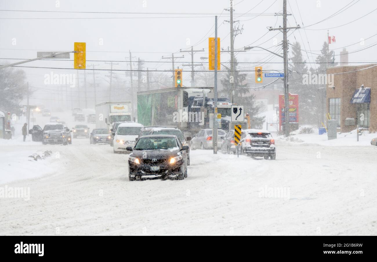 Voitures circulant ou vue de la circulation pendant une tempête de neige pendant l'hiver violent qui a frappé Toronto en raison d'une tempête ou d'un vortex polaire en 2014. Banque D'Images