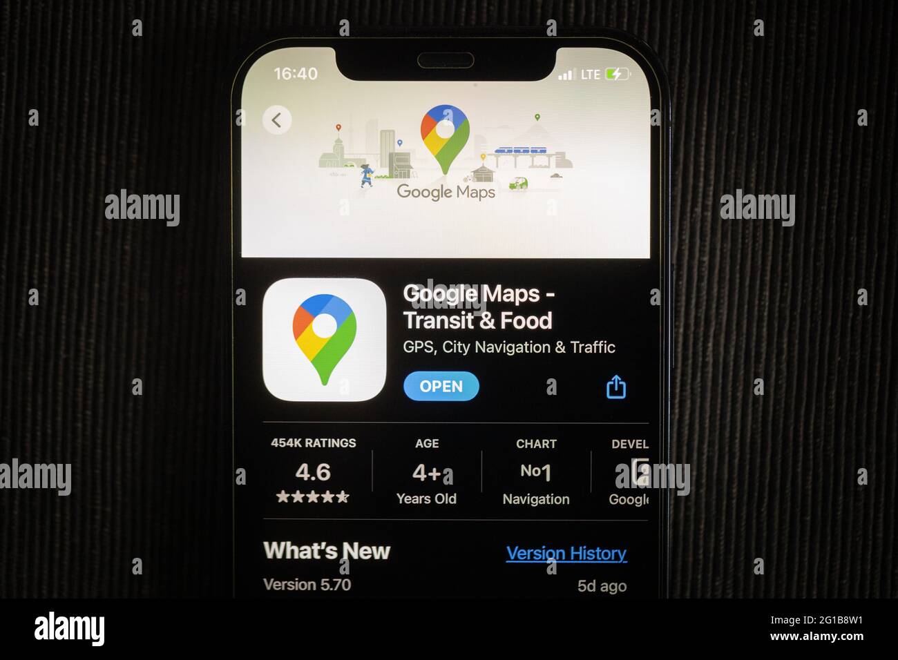 Application Google Maps dans l'App Store d'Apple, visible sur l'écran de l'iPhone 12. Banque D'Images