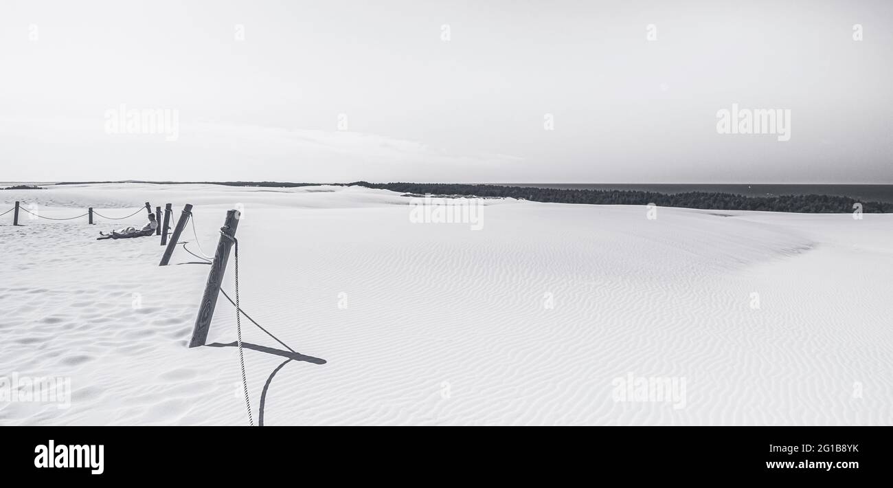 empreintes de pas dans le sable. Affiche panoramique d'une scène minimaliste avec des empreintes de pas dans le sable dans le désert des dunes sur la côte Baltique dans la nature de Łeba. Banque D'Images