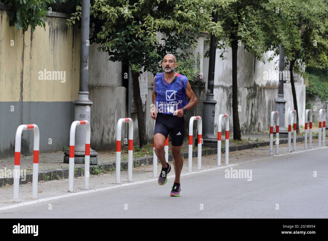 Pagani, Italie. 06e juin 2021. Il a eu lieu le matin, la course amateur de course appelée 'Trapagani 2021'. La première place est allée au nombre de bib de course 14, Olimpo Giuseppe, faire le temps de 34:42, athlète inscrit avec Atletica Valle dell'Irno. Plus de 140 athlètes amateurs y ont participé. (Photo de Pasquale Senatore/Pacific Press) crédit: Pacific Press Media production Corp./Alay Live News Banque D'Images