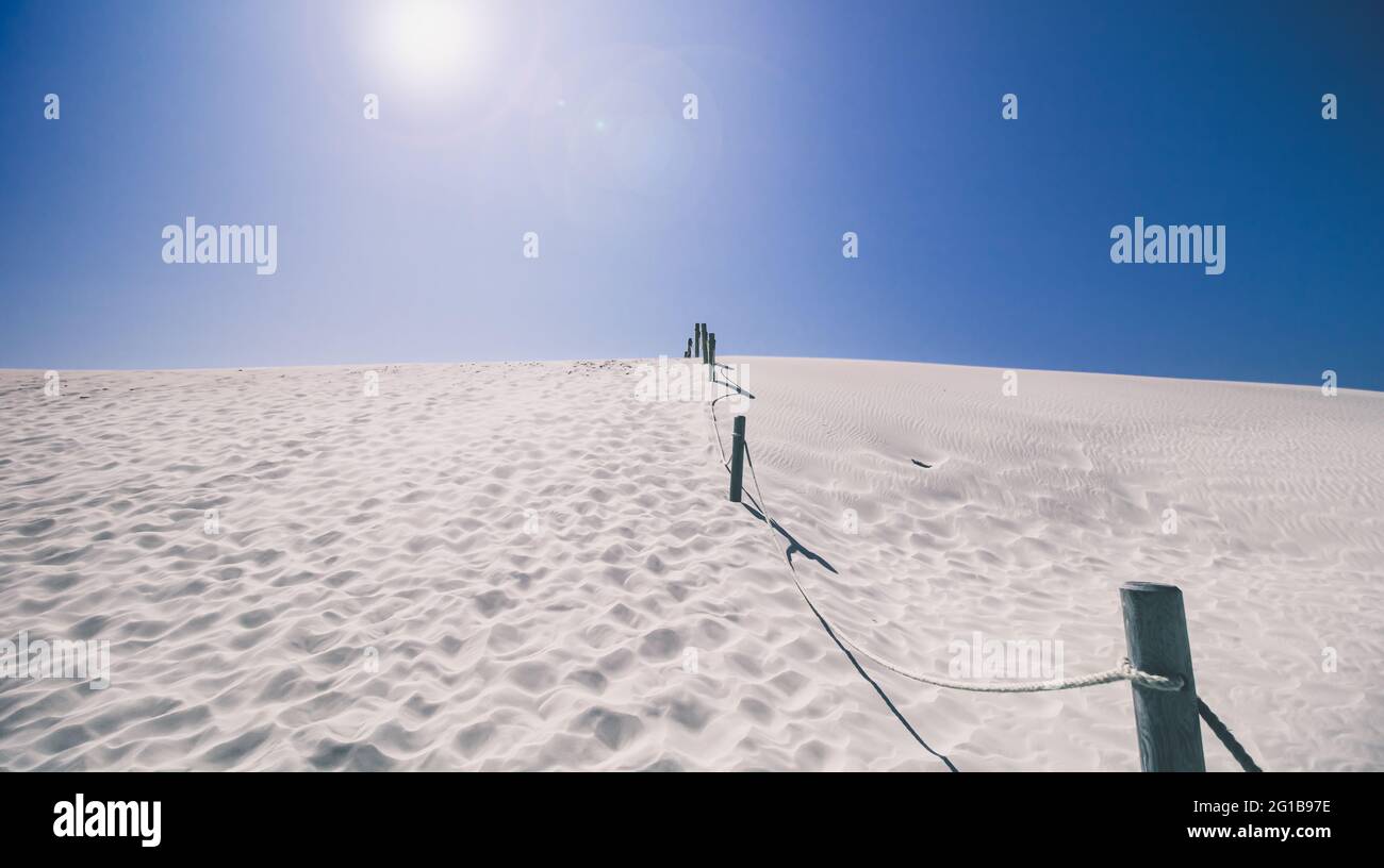 Fujinsen im Sand.Panorama Poster einer minimalistischen Szene mit Fußsuren im Sand in der Dünen Wüste an der Ostseeküste im Naturschutzgebiet Łeba. Banque D'Images