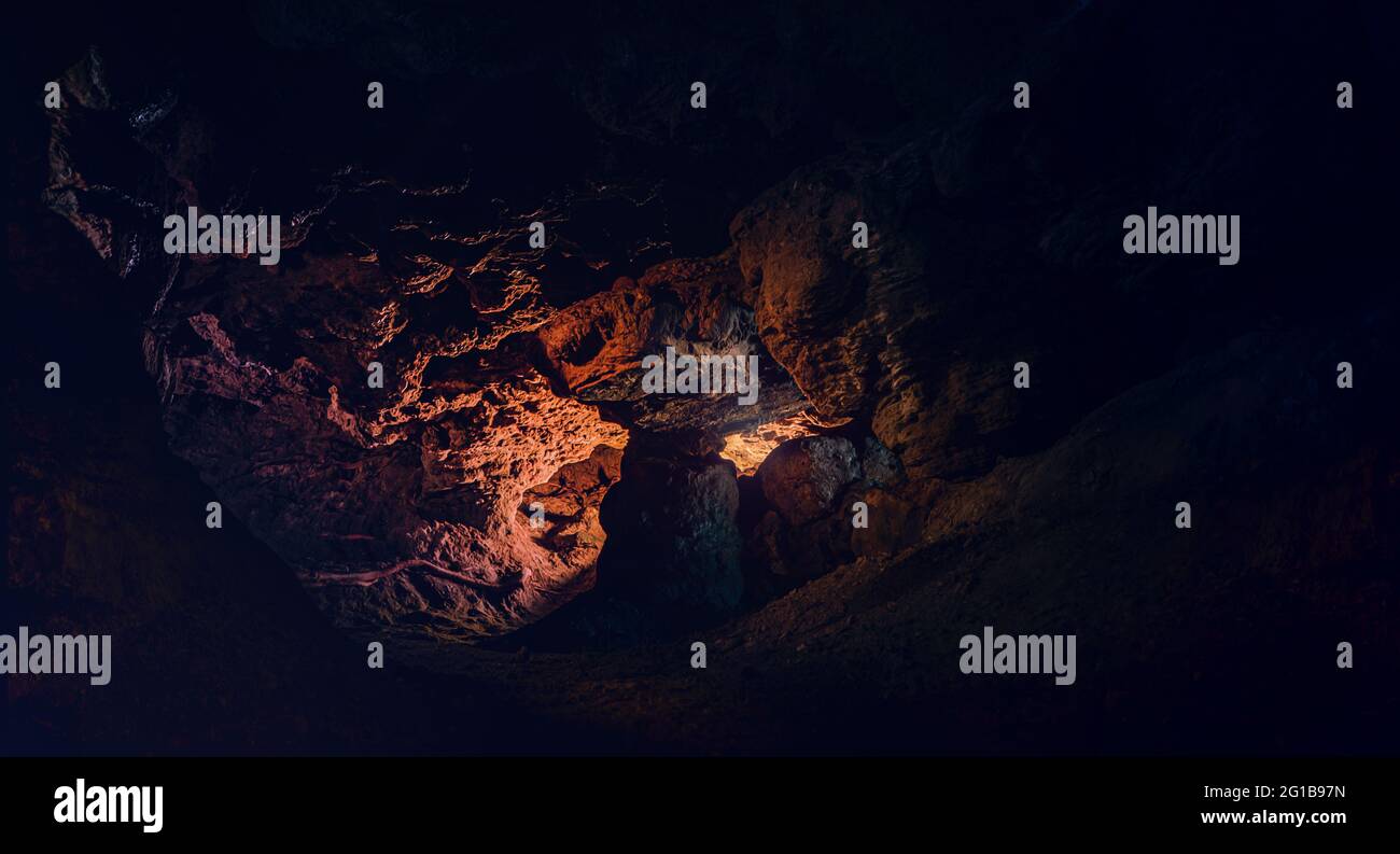 Grotte stalactite déserte dans le sous-sol d'une mine désaffectée dans une humeur créepy avec une source de lumière. L'Enfer de Golum. Banque D'Images