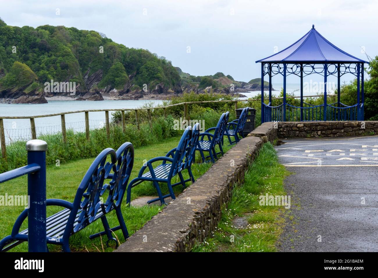 Vue sur Combe Martin, Devon depuis le sommet de la falaise surplombant la plage en contrebas Banque D'Images