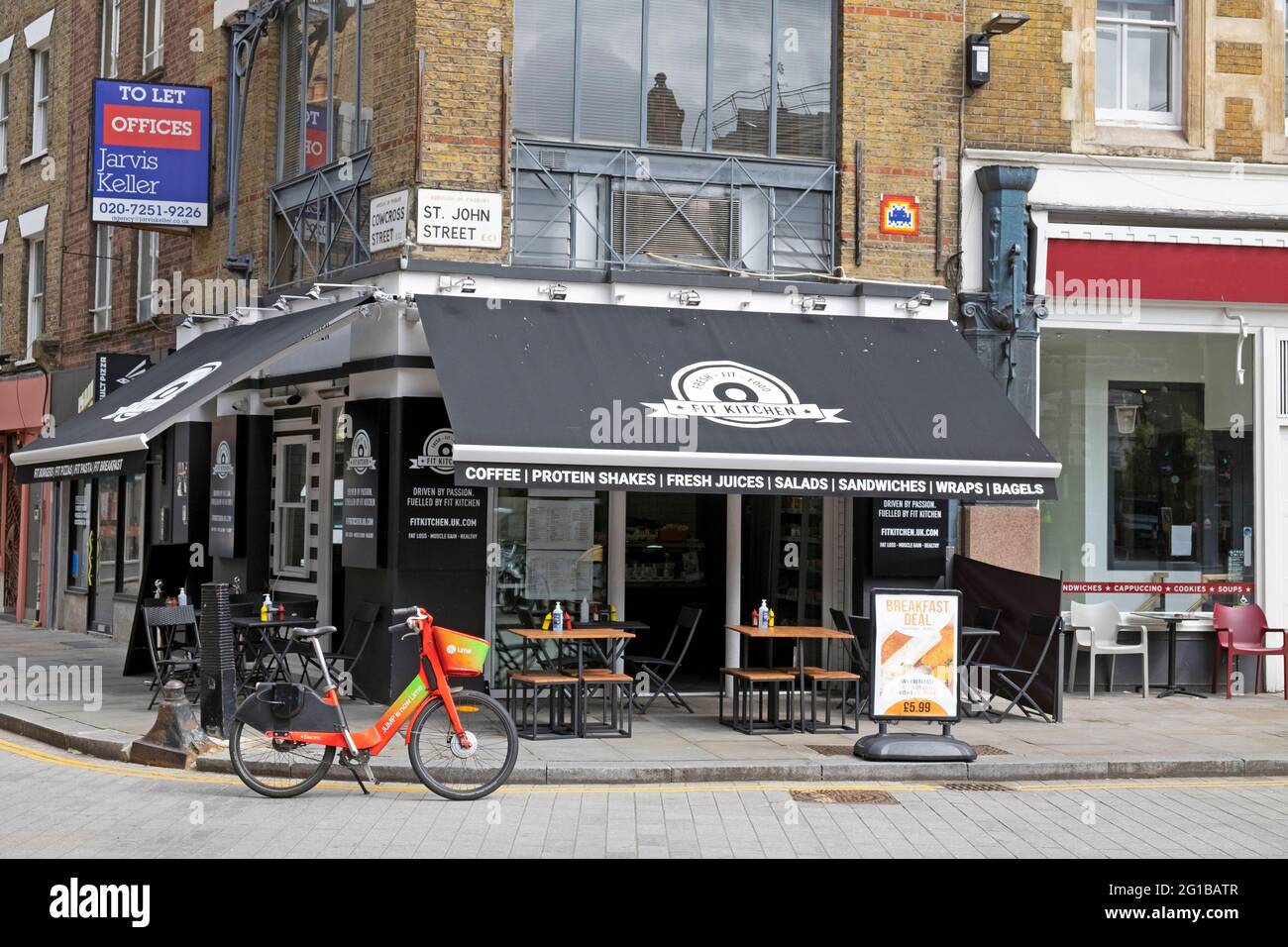 Sautez Uber vélo électrique à l'extérieur du restaurant de café Fit Kitchen sur St John Street près de Cowcross Street à Clerkenwell Londres EC1 Angleterre KATHY DEWITT Banque D'Images