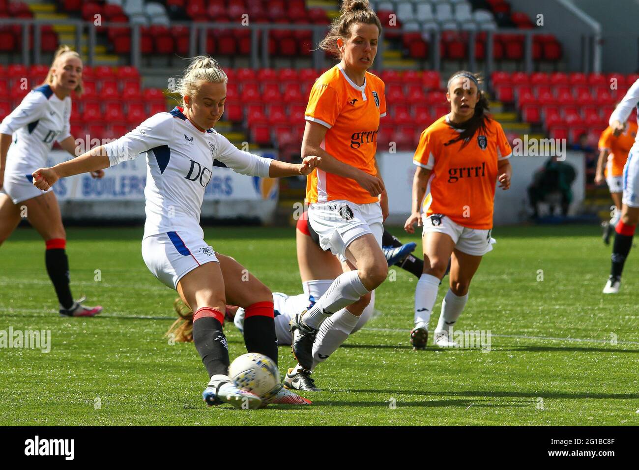 Cumbernauld, Royaume-Uni. 06e juin 2021. Rachel McLauchlan (#12) Rangers femmes FC pendant la Scottish Building Society Scottish Women's Premier League 1 Fixture Glasgow City FC vs Rangers FC, Broadwood Stadium, Cumbernauld, North Lanarkshire, 06/06/2021 | Credit: Colin Poultney/Alay Live News Banque D'Images