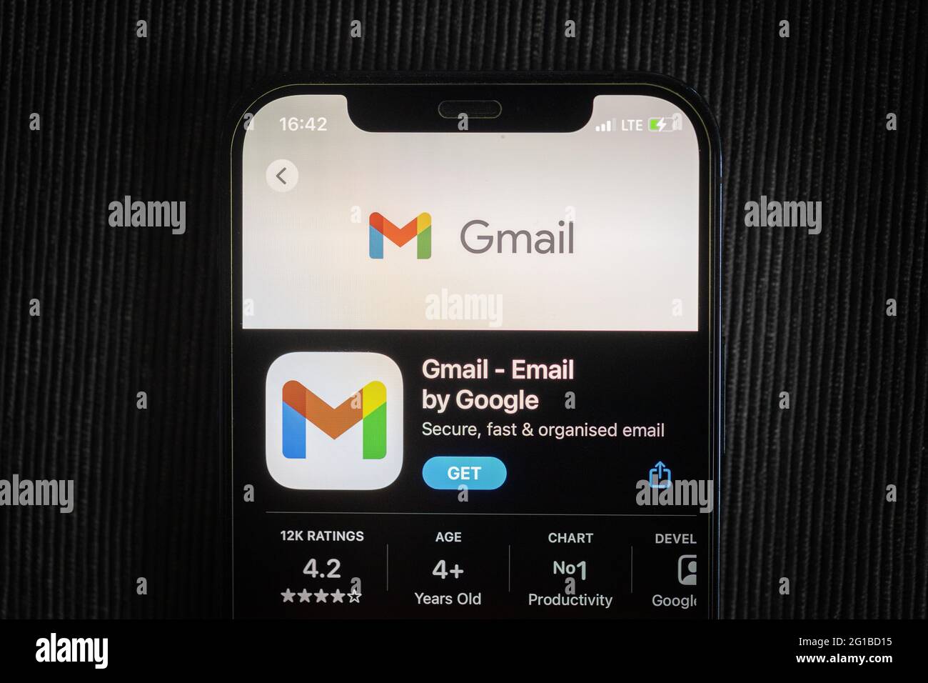 Application Gmail dans l'App Store d'Apple affichée sur l'écran d'un iPhone 12. Banque D'Images