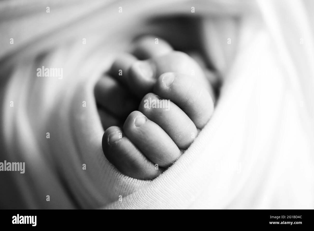 Pieds De Bebe Le Pied Minuscule D Un Nouveau Ne En Foyer Doux Selectif Image En Noir Et Blanc Des Semelles Des Pieds Photo Stock Alamy