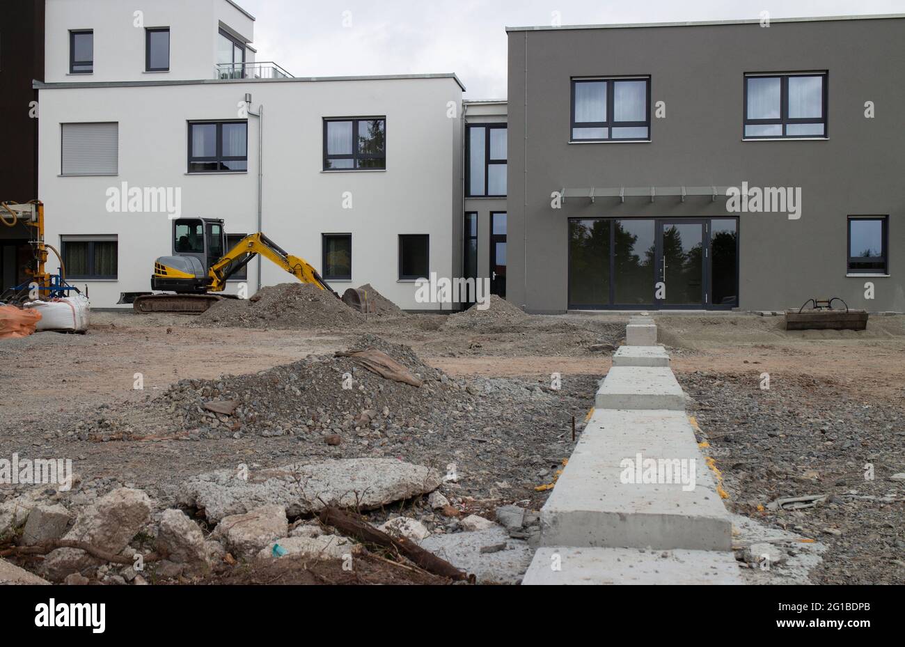 Chantier d'une nouvelle maison moderne avec pelle hydraulique Banque D'Images