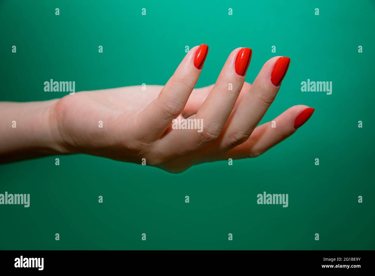 Conception de clou . Manucure vernis à ongles. Belle main féminine avec  vernis à ongles coloré design manucure Photo Stock - Alamy