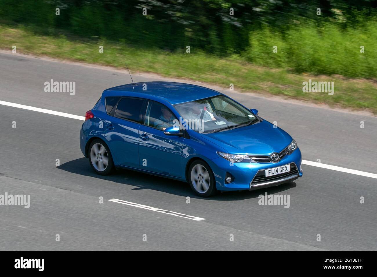 Toyota Auris Sport Valvatic Blue car Hatchback essence conduite sur l'autoroute M6 près de Preston à Lancashire, Royaume-Uni. Banque D'Images