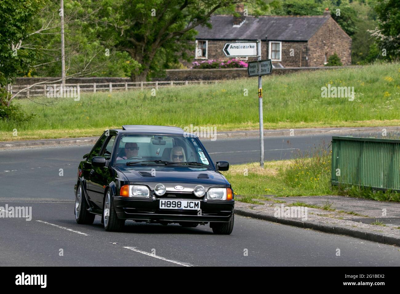 Une voiture de sport classique d'époque noire Ford Escort RS Turbo 1990 90 à hayon chaud sur l'autoroute M6 près de Preston dans Lancashire, Royaume-Uni. Banque D'Images