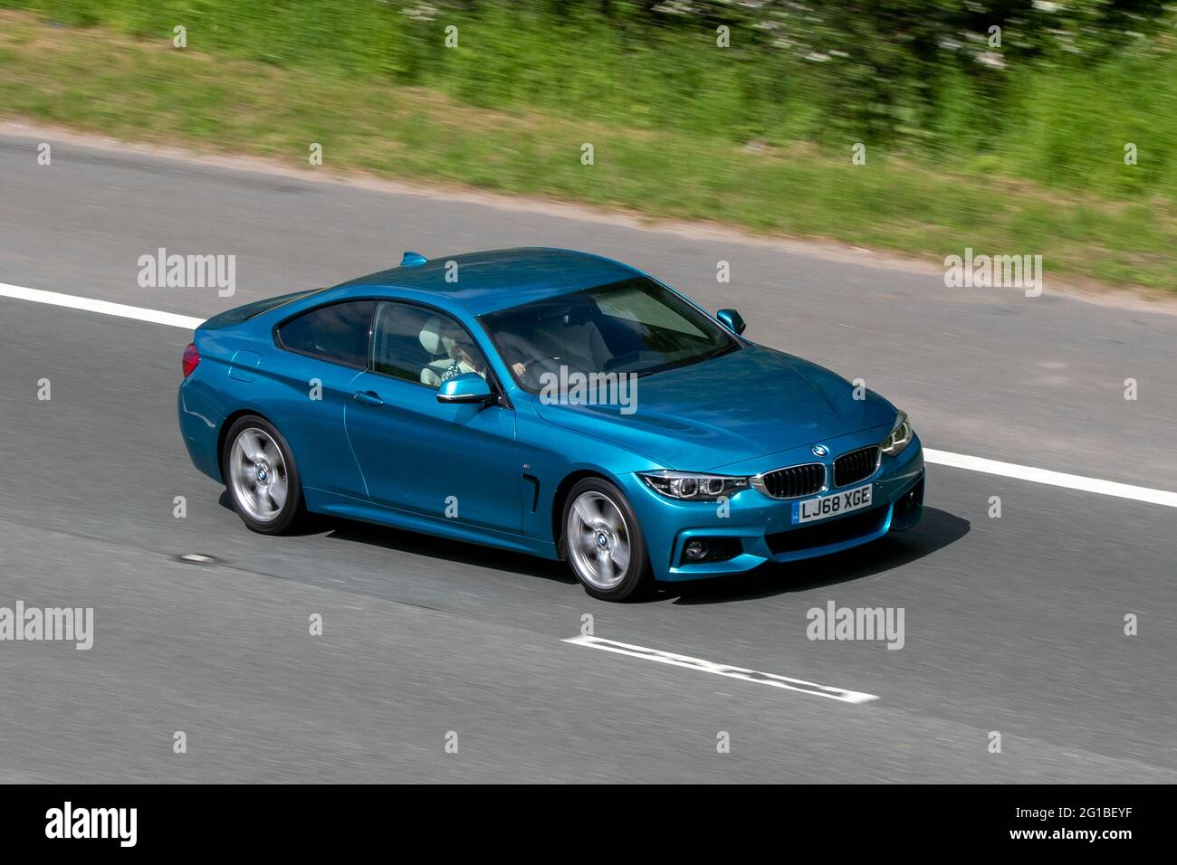 2018 (68) bleu 2dr BMW 420i M Sport, coupé 1998cc sur l'autoroute M6 près de Preston à Lancashire, Royaume-Uni. Banque D'Images