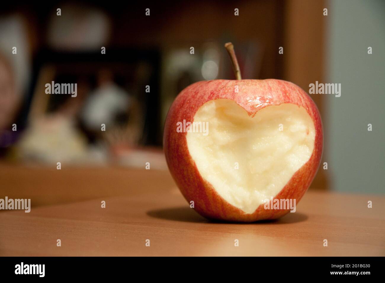 Gros plan d'une pomme rouge avec une découpe en forme de cœur Banque D'Images