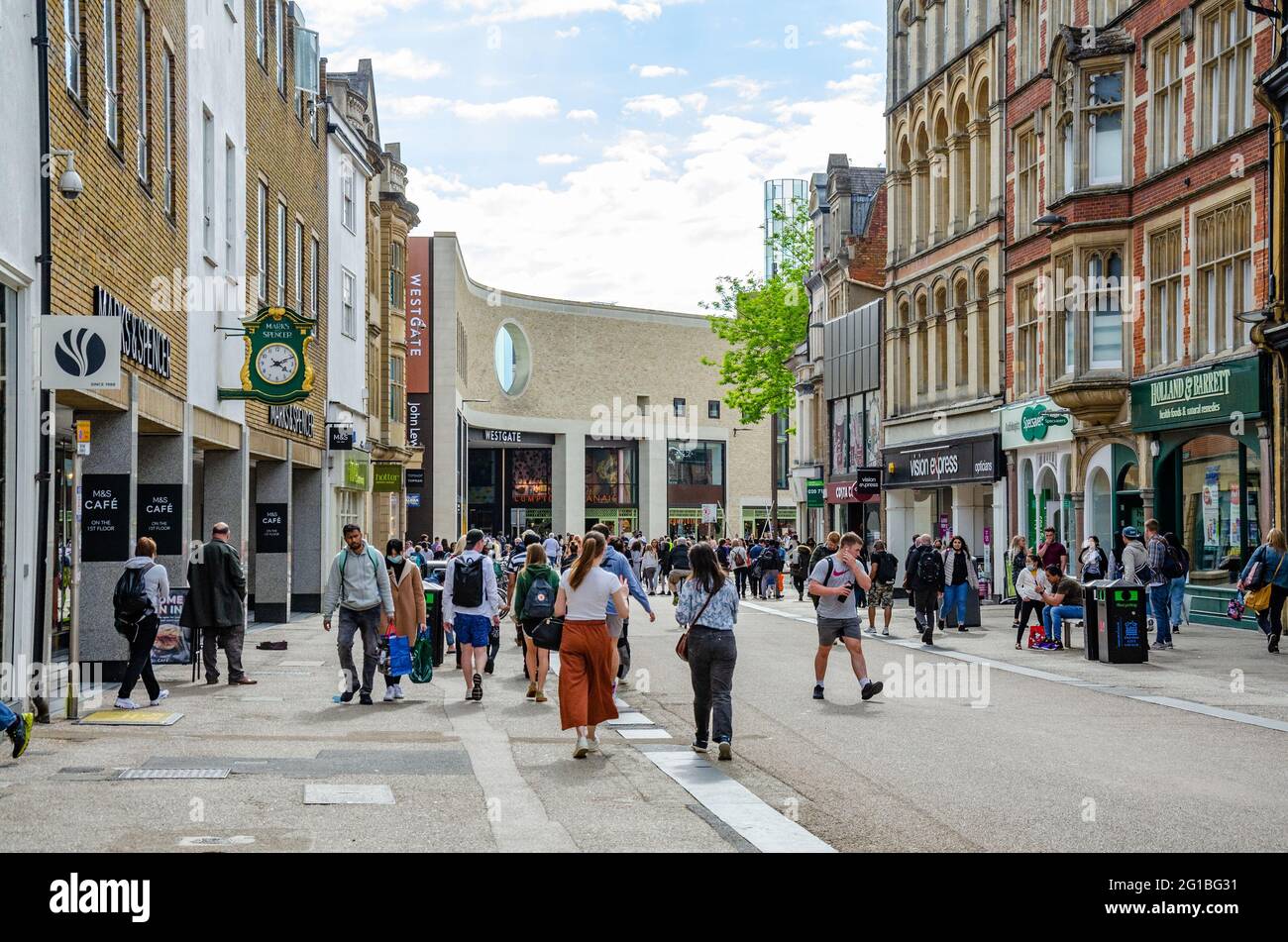 Vue sur Queen Street à Oxford, en direction du centre commercial Westgate. La rue est très fréquentée par les touristes et les amateurs de shopping. Banque D'Images