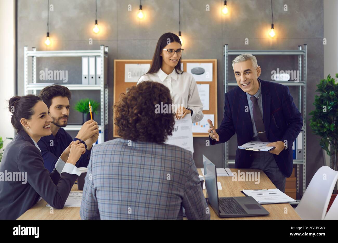 Groupe de travailleurs qui donne une présentation à des collègues lors d'une réunion d'équipe d'entreprise Banque D'Images