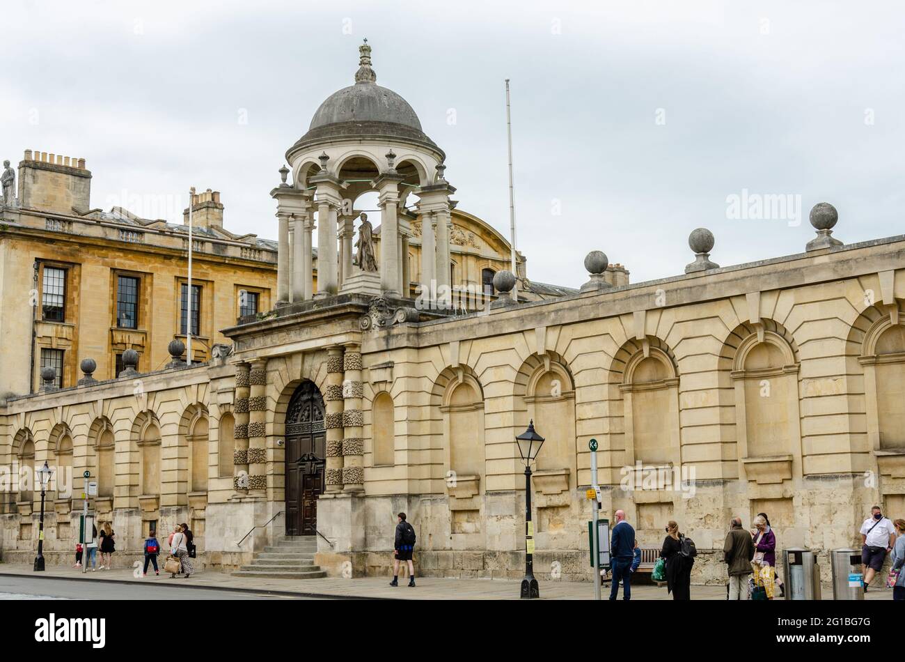 Vue sur l'université d'Oxford, Queen's College, vue depuis High Street. Banque D'Images