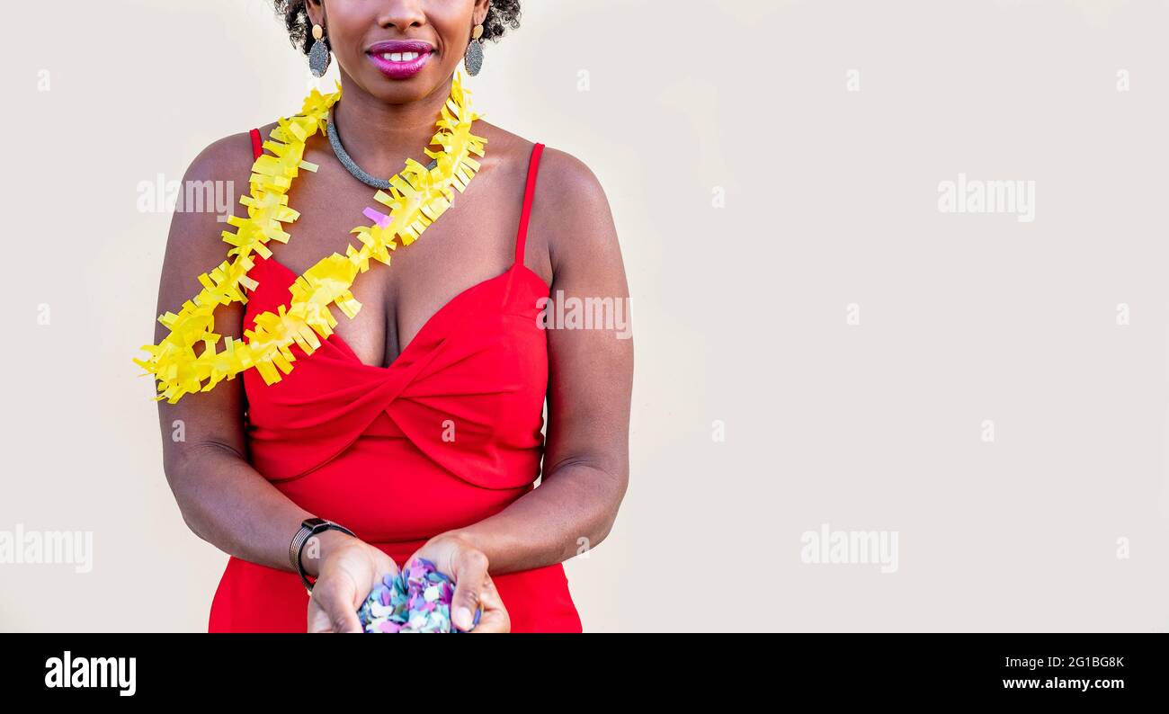 Crop Afro-américaine femelle debout sur fond blanc Banque D'Images