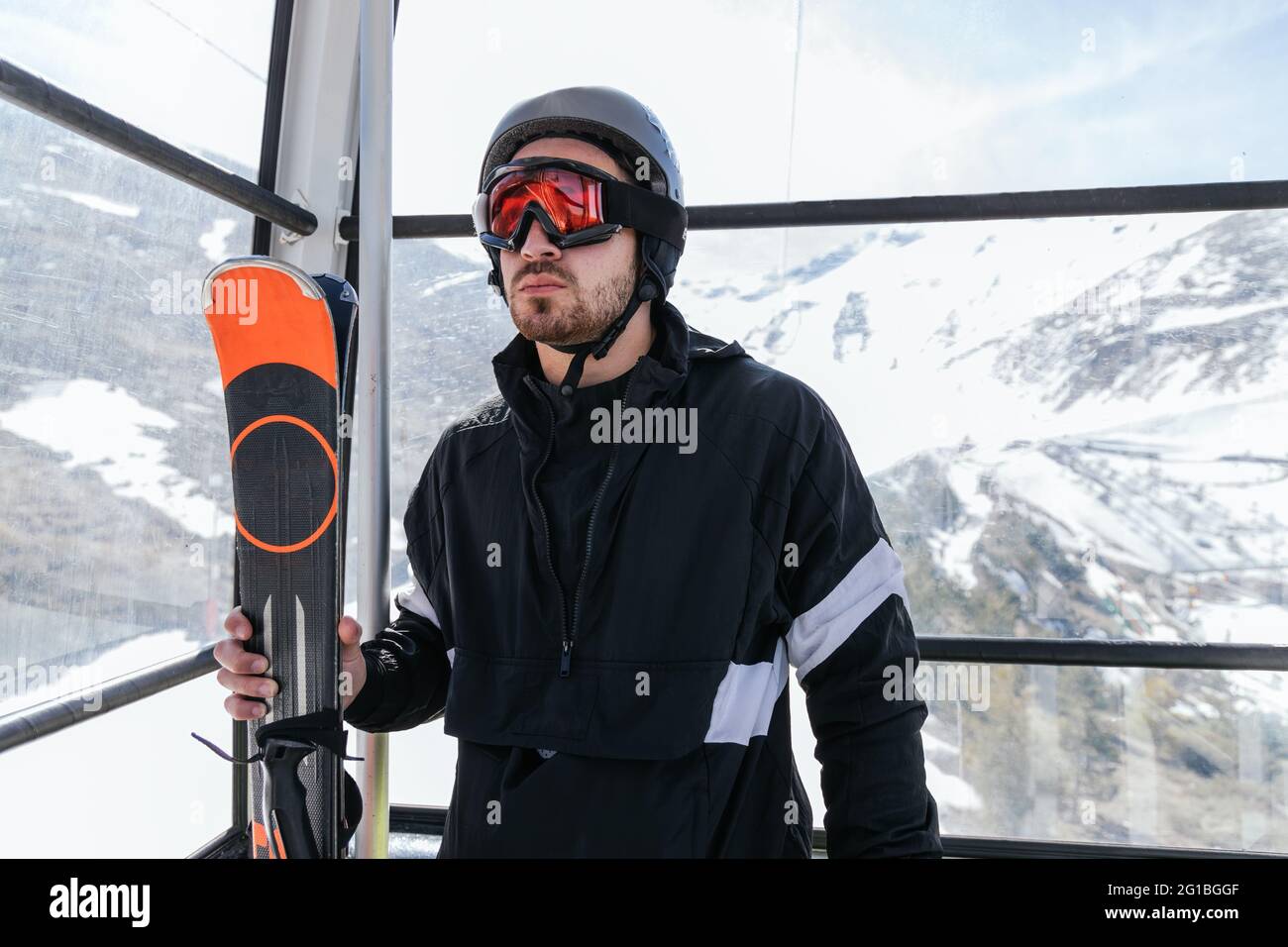 Sportif anonyme en lunettes de ski et masque respiratoire en cabine de  téléphérique contre la Sierra Nevada en Espagne Photo Stock - Alamy