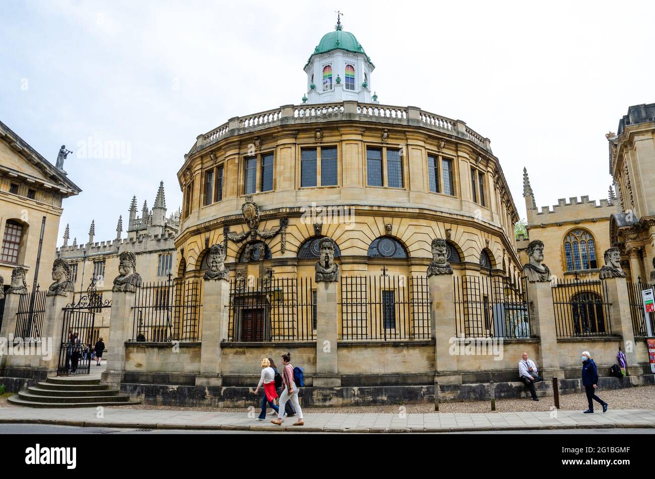 Le Sheldon Theatre conçu par Sir Christopher Wren pour l'Université d'Oxford construit avec des stands en grès jaune sur Broad Street à Oxford, Royaume-Uni Banque D'Images