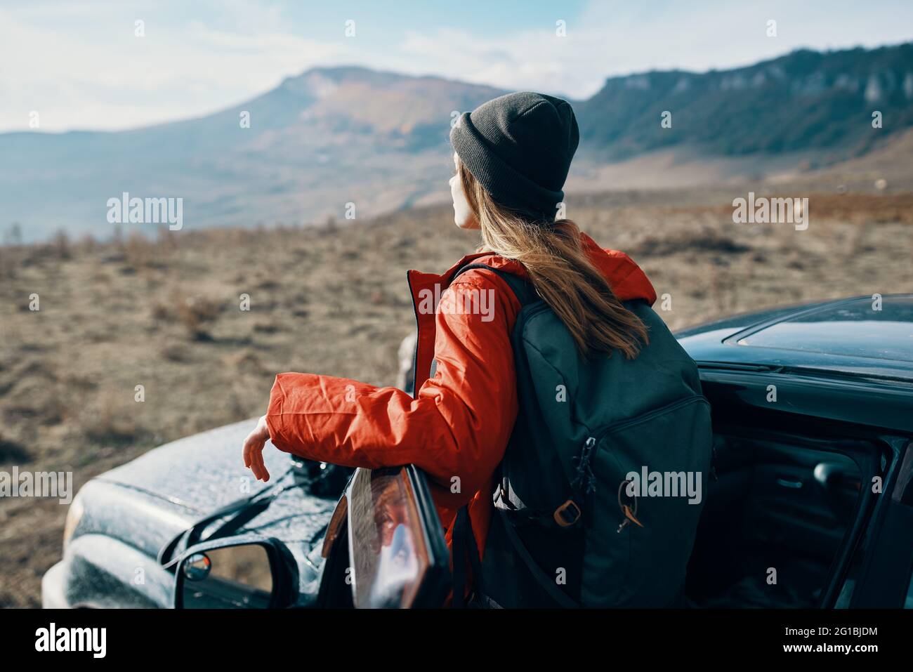 une femme voyage dans la nature avec un sac à dos et près du voiture Banque D'Images