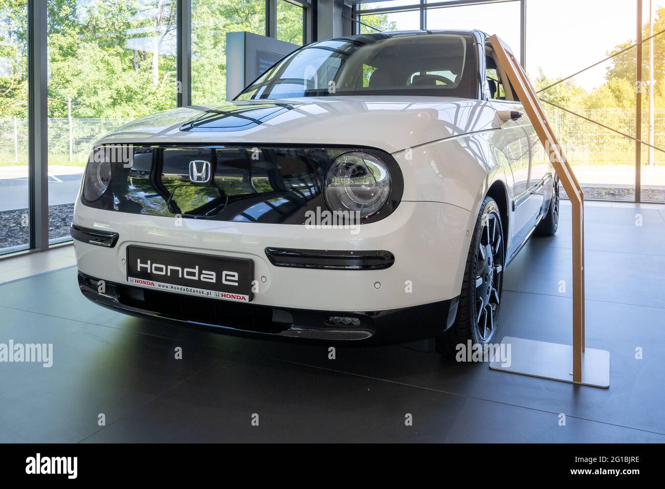 Gdansk, Pologne - 5 juin 2021 : nouveau modèle de véhicule électrique Honda E présenté dans la salle d'exposition Banque D'Images