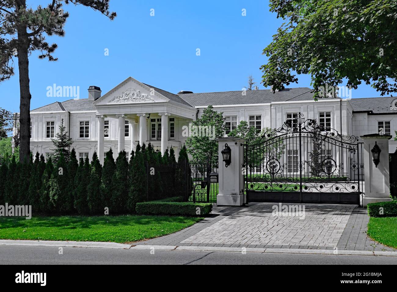 Toronto, Canada - le 6 juin 2021 : la région de Bridle Path de Toronto émule Beverly Hills, avec de grandes propriétés fermées qui coûtent des dizaines de millions de dollars Banque D'Images
