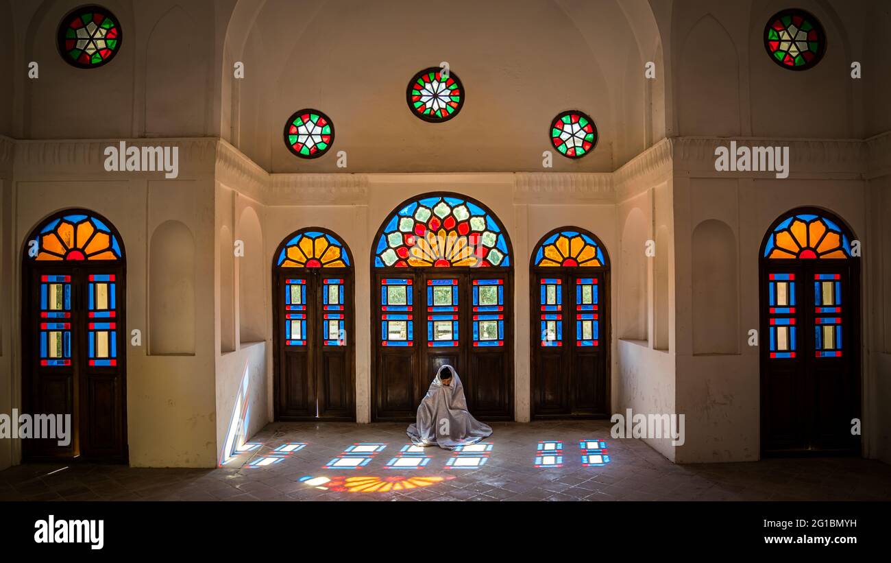 Kashan, Iran - Mai 2019: Une iranienne non identifiée dans le chidor hijab priant à l'intérieur de la maison historique de Tabatabaei Natanzi Khaneh Banque D'Images