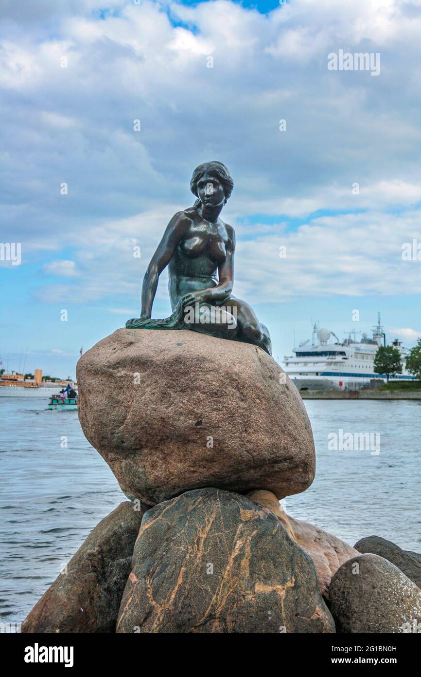 La célèbre statue de la petite sirène sur les pierres de l'autre côté de la mer à Copenhague, au Danemark Banque D'Images