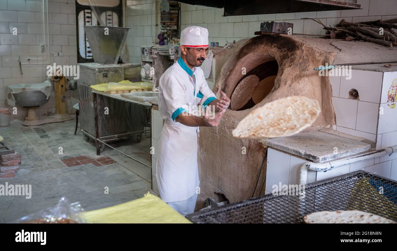 Abyaneh, Iran - Mai 2019: Homme faisant du pain dans la boulangerie traditionnelle Banque D'Images