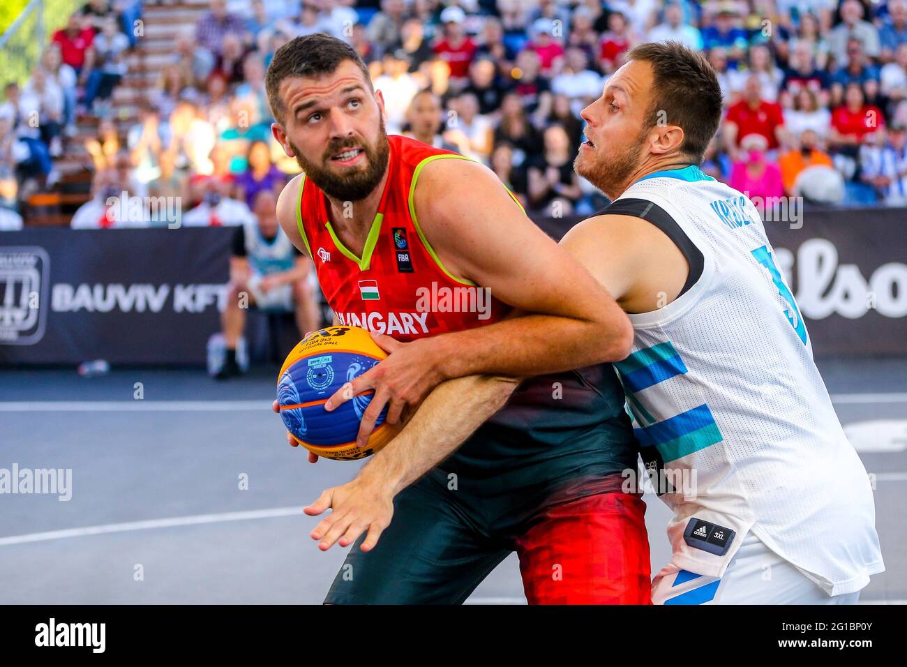 DEBRECEN, HONGRIE - JUIN 6: Tamas Ivosev de Hongrie, Adin Kavgic de Slovénie pendant les demi-finales hommes du tournoi olympique de qualification 2021 de la FIBA 3x3 entre la Slovénie et la Hongrie à la place Kossuth le 6 juin 2021 à Debrecen, Hongrie (photo d'Istvan Derencsenyi/Orange Pictures) Banque D'Images