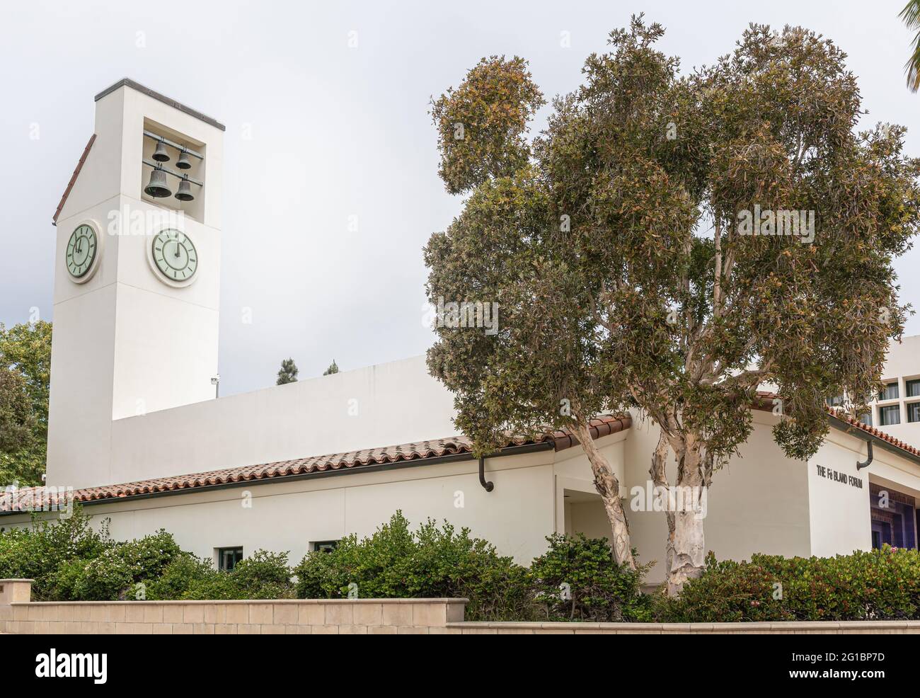 Santa Barbara, CA, États-Unis - 2 juin 2021 : installations de l'université de ville. La tour de l'horloge du Forum de Fe Bland sur un bâtiment moderne beige sous le ciel argenté et le fol vert Banque D'Images