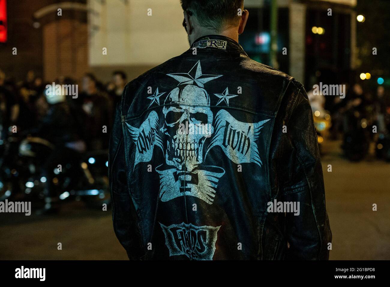veste en cuir noir et casque de moto biker man à Chicago, il, États-Unis Banque D'Images