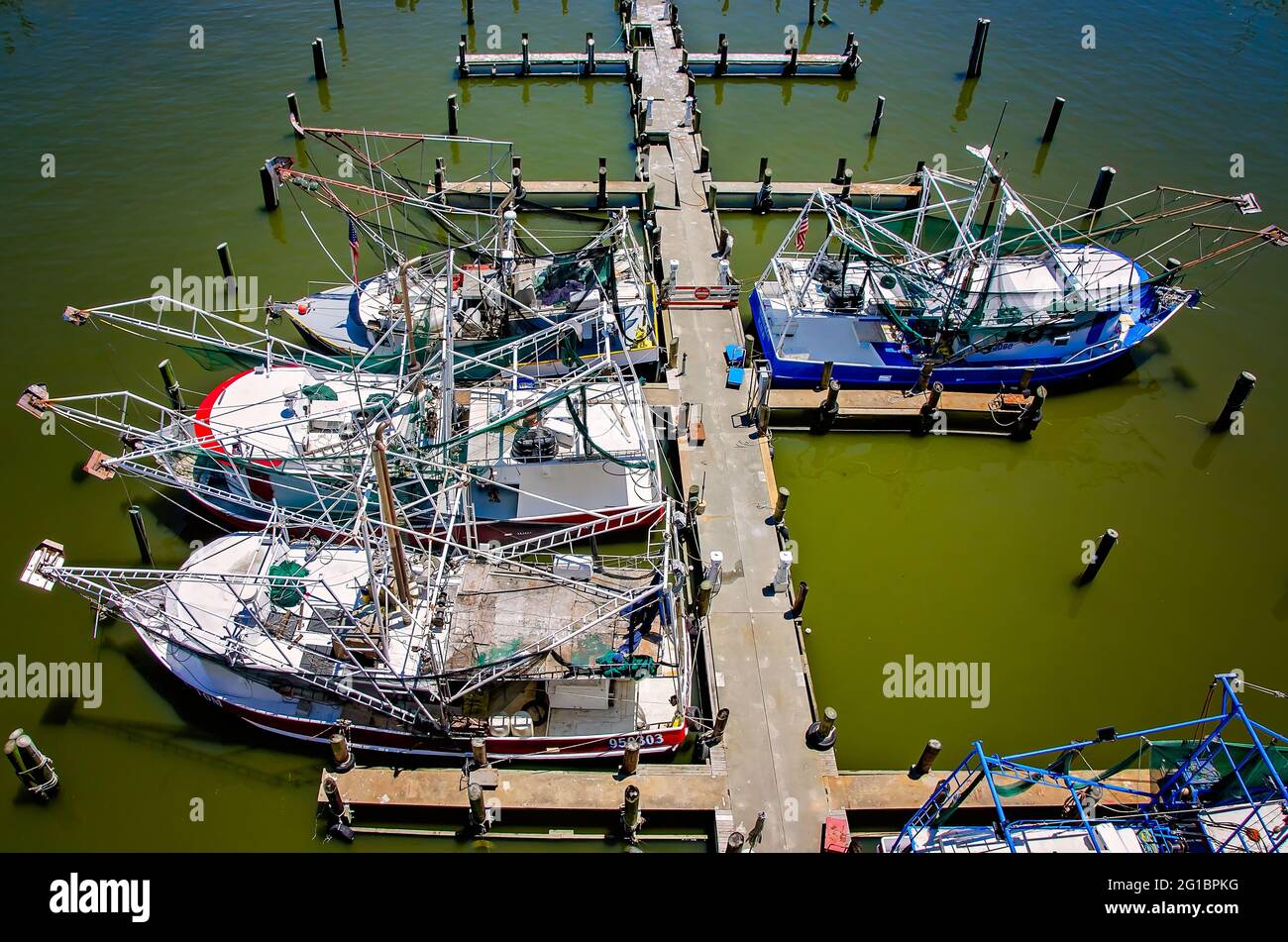 Une vue aérienne montre des bateaux à crevettes amarrés dans le port Biloxi Small Craft Harbour, le 30 mai 2021, à Biloxi, Mississippi. Banque D'Images