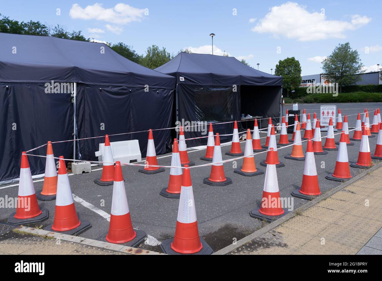 Système de file d'attente formé par des cornes de circulation routière à l'extérieur de la tente pour le centre d'essais Covid-19 à Beaconsfield services , J2 M40, Angleterre, Royaume-Uni Banque D'Images