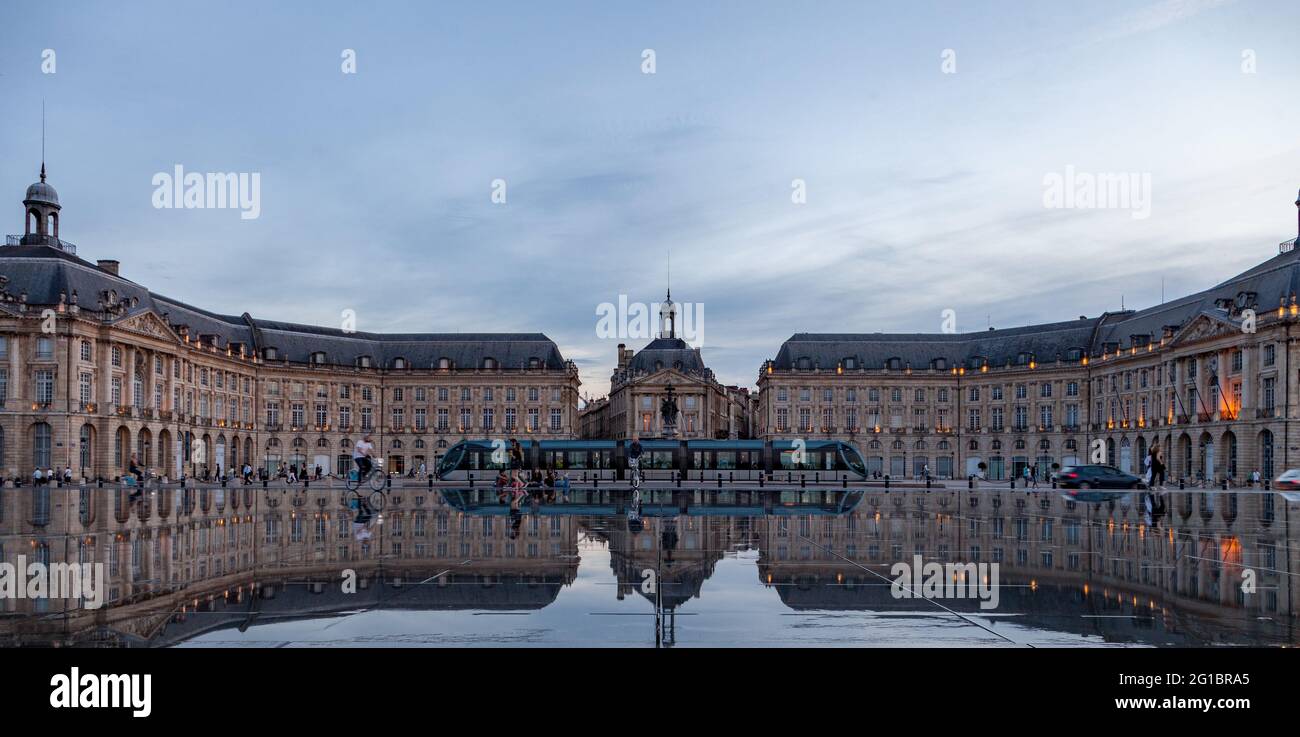 Le miroir d'eau à Bordeaux le miroir d'eau ou le miroir des quais à  Bordeaux est le plus grand bassin réfléchissant du monde[1] Photo Stock -  Alamy