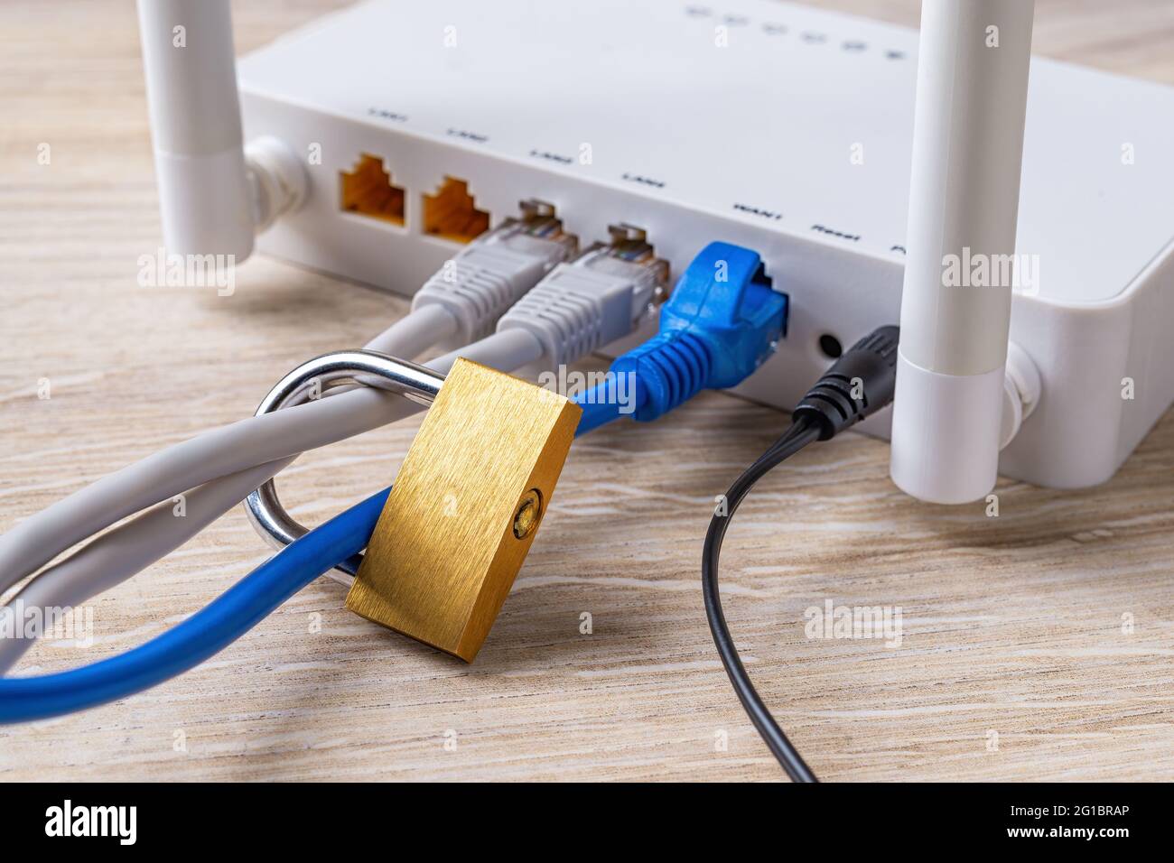 Cadenas verrouillé sur les câbles réseau connectés au routeur sans fil Wi-Fi  d'un bureau. Interdire et restreindre l'accès à Internet, limiter la  connexion Internet Photo Stock - Alamy