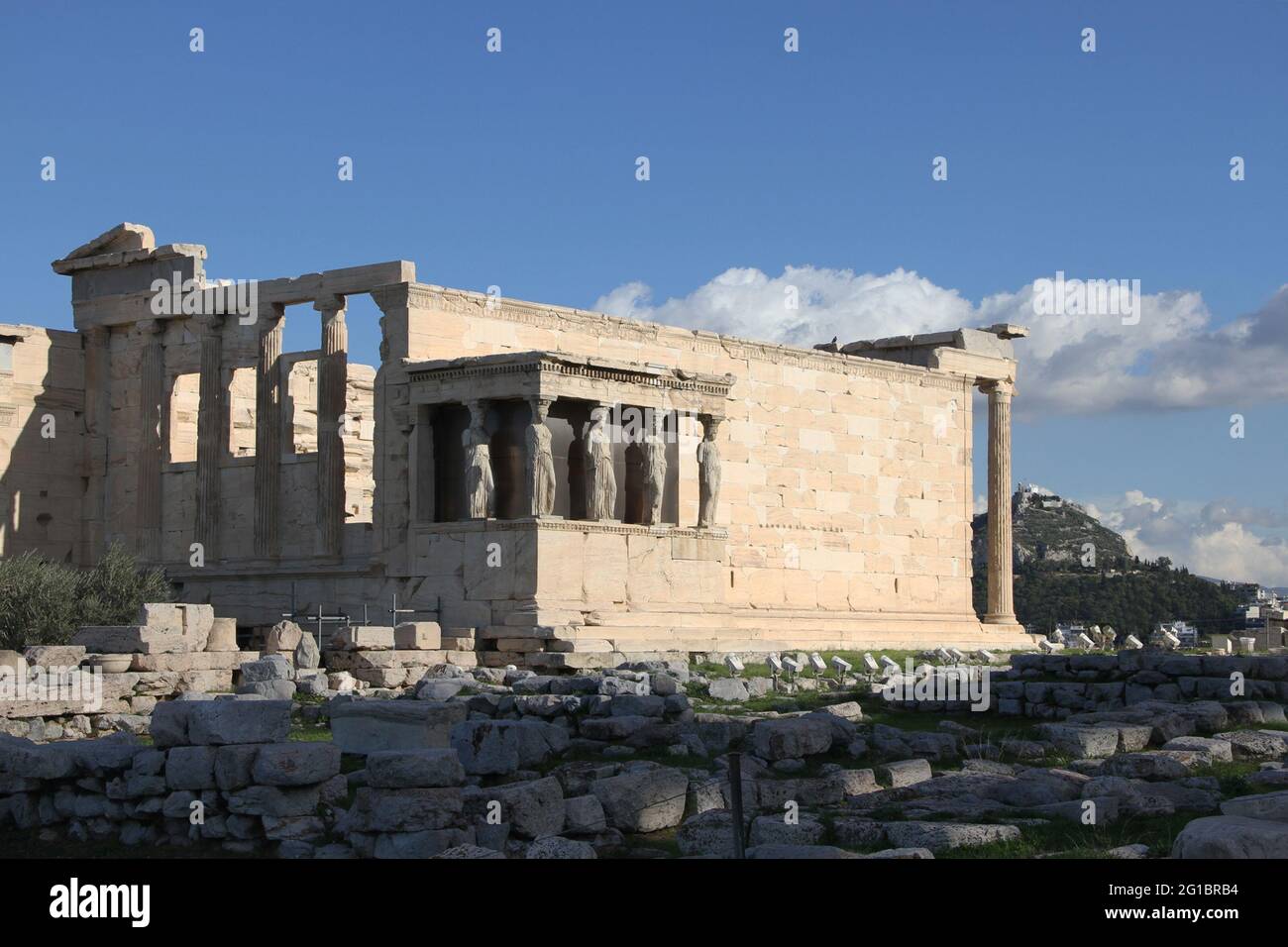 Ensemble de caryatides sur l'Acropole d'Athènes (Erecteheion) Banque D'Images