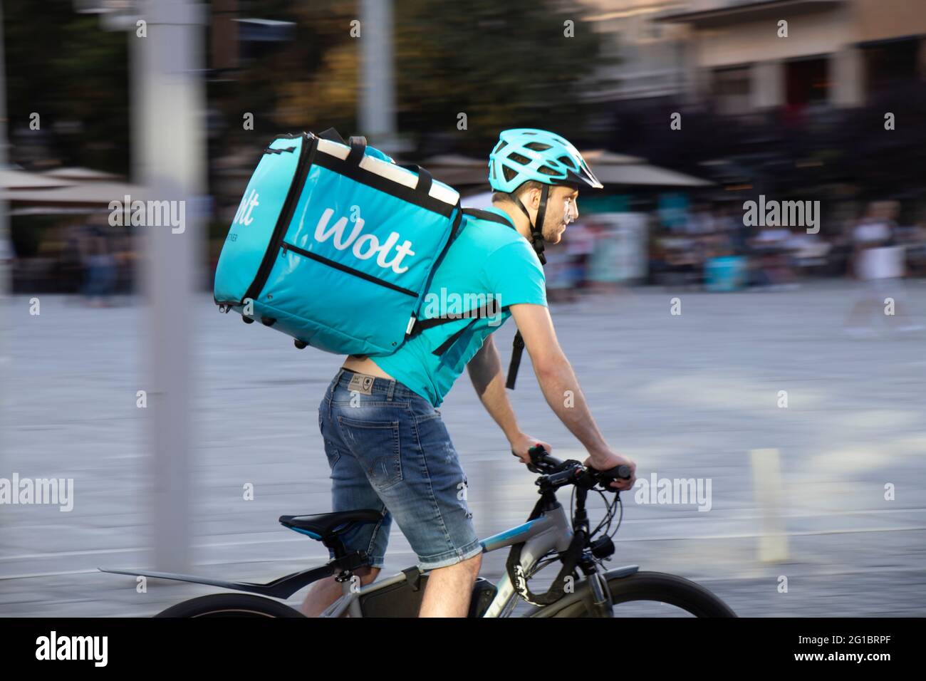 Belgrade, Serbie - 5 juin 2021 : livraison de Wolt courrier de service alimentaire à vélo dans la rue de la ville par une journée ensoleillée Banque D'Images