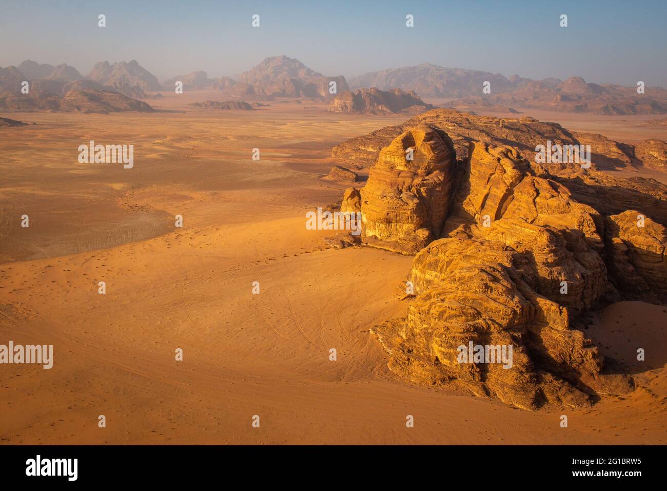 Vue sur les formations rocheuses dans le désert de Wadi Rum à partir d'une montgolfière au lever du soleil, Jordanie, avril 2018 Banque D'Images