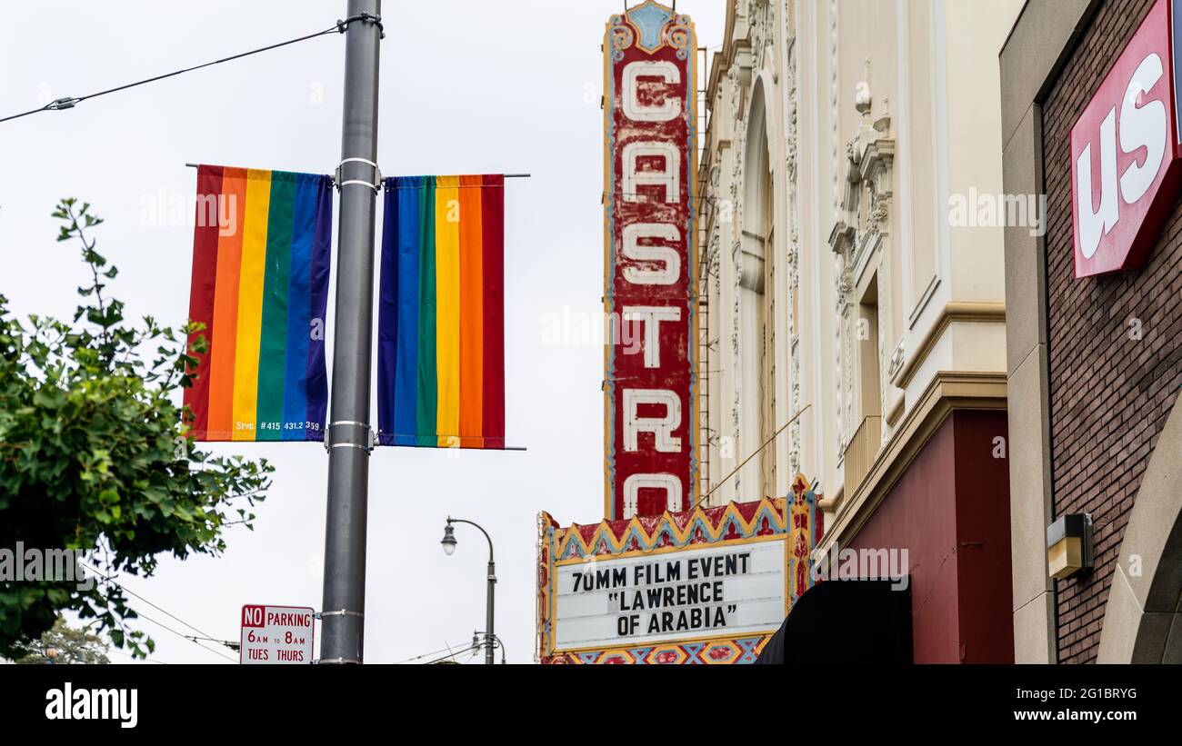 San Francisco, Californie, États-Unis - août 2019 : bâtiment du Castro Theatre avec un drapeau arc-en-ciel sur Castro Street à San Francisco Banque D'Images