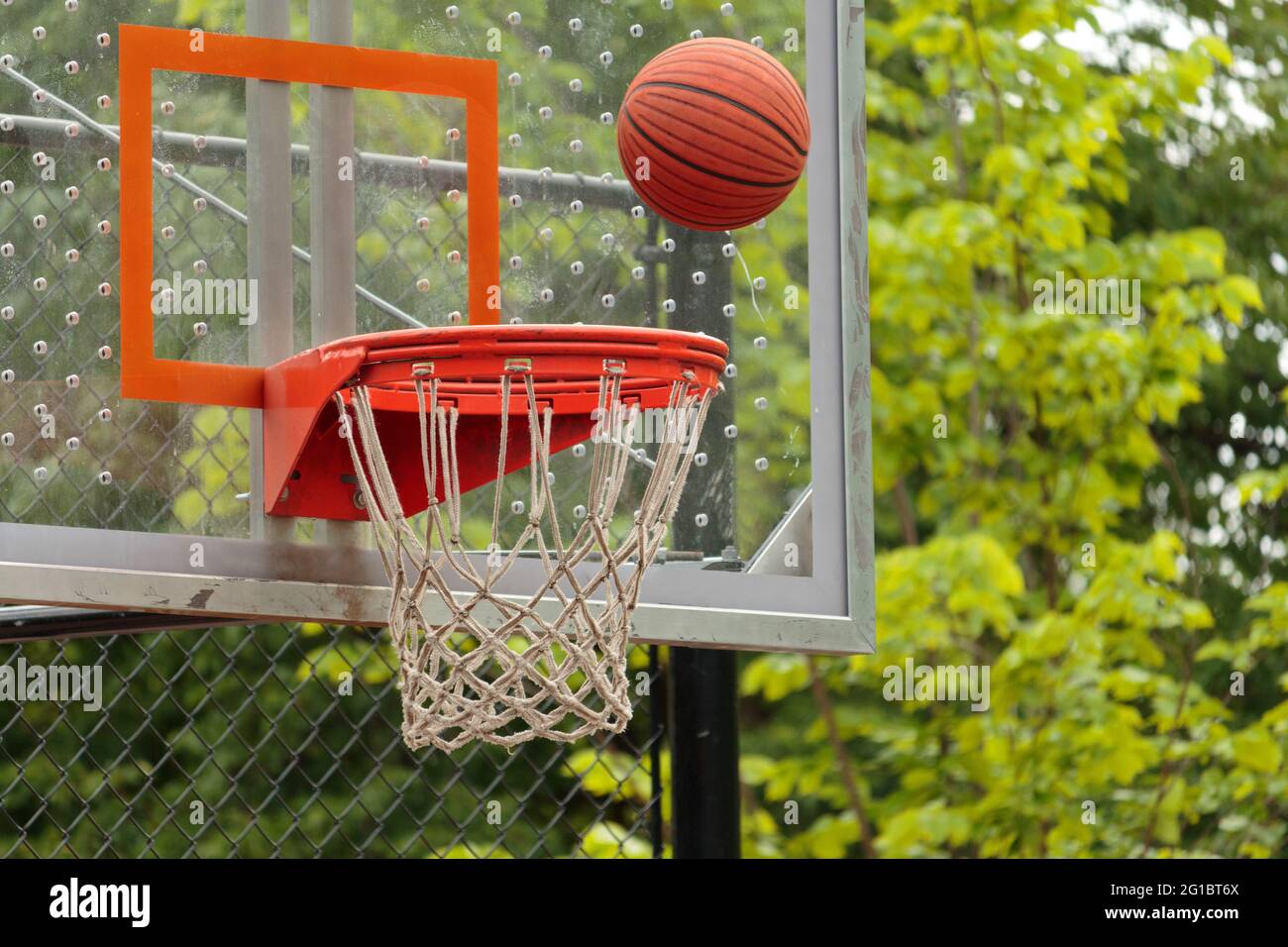 Basket suspendu dans l'air Banque de photographies et d'images à haute  résolution - Alamy