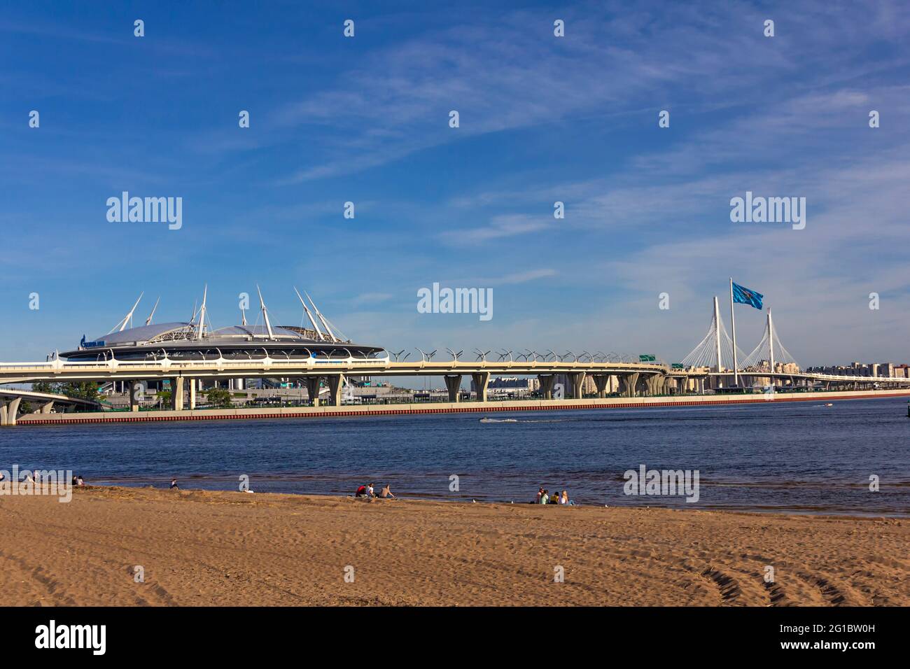 Russie, Saint-Pétersbourg, 07 juin 2021 : le drapeau officiel du championnat européen de football UEFA et le stade Gazprom Arena, Euro 2020, 2021 Banque D'Images