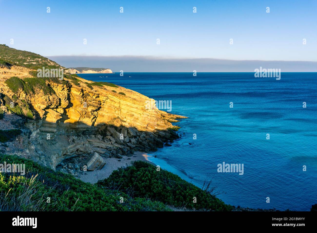 Plage et formation de rochers en lumière du soleil dorée d'en haut avec mer bleue, Figueira, Portugal Banque D'Images