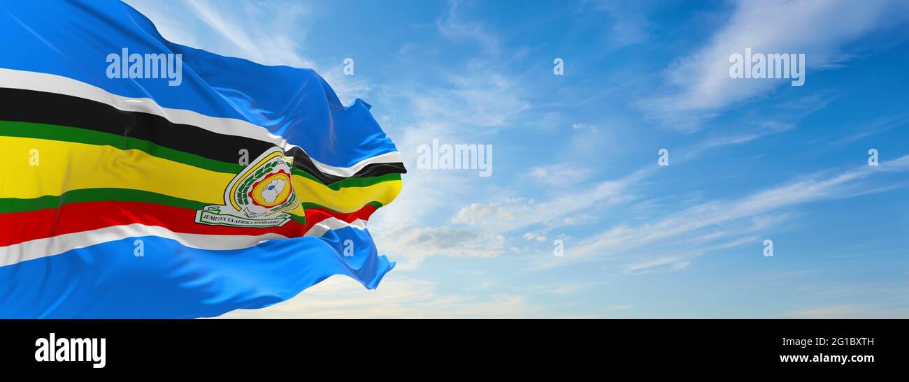 Minsk, Bélarus - mai 2021 : drapeau de la Communauté de l'Afrique de l'est agitant sous le vent au mât sur fond de ciel bleu. illustration 3d. Banque D'Images