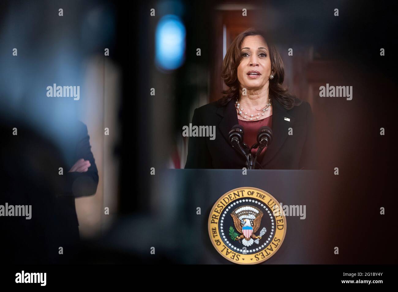 Le vice-président Kamala Harris, prononce des remarques sur les verdicts de culpabilité dans le procès de Derek Chauvin le mardi 20 avril 2021, dans le Grand foyer de la Maison Blanche. (Photo officielle de la Maison Blanche par Adam Schultz) Banque D'Images