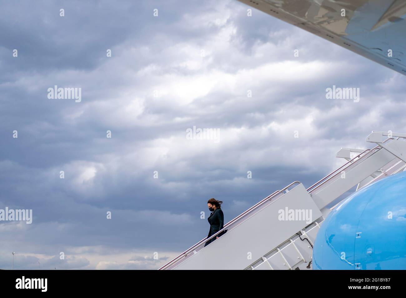 La vice-présidente Kamala Harris débarque la Force aérienne deux avant de charger son cortège le vendredi 30 avril 2021 à la base interarmées Andrews, dans le Maryland. (Photo officielle de la Maison Blanche par Lawrence Jackson) Banque D'Images