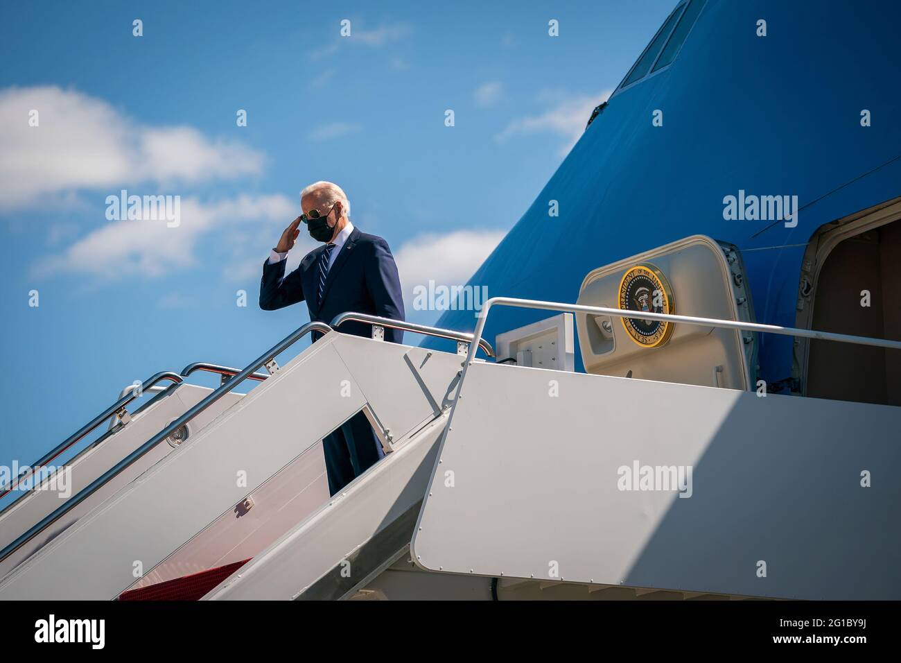 Le président Joe Biden débarque Air Force One à l'aéroport international de Chennault à Lake Charles, en Louisiane, le jeudi 6 mai 2021. (Photo officielle de la Maison Blanche par Adam Schultz) Banque D'Images