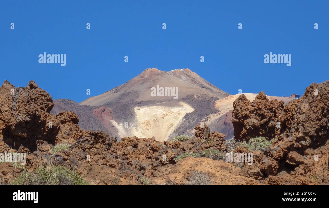 Gros plan du pic de Teide sous un ciel bleu parfait avec la formation roquêre de Garcia en premier plan, Tenerife, Espagne Banque D'Images