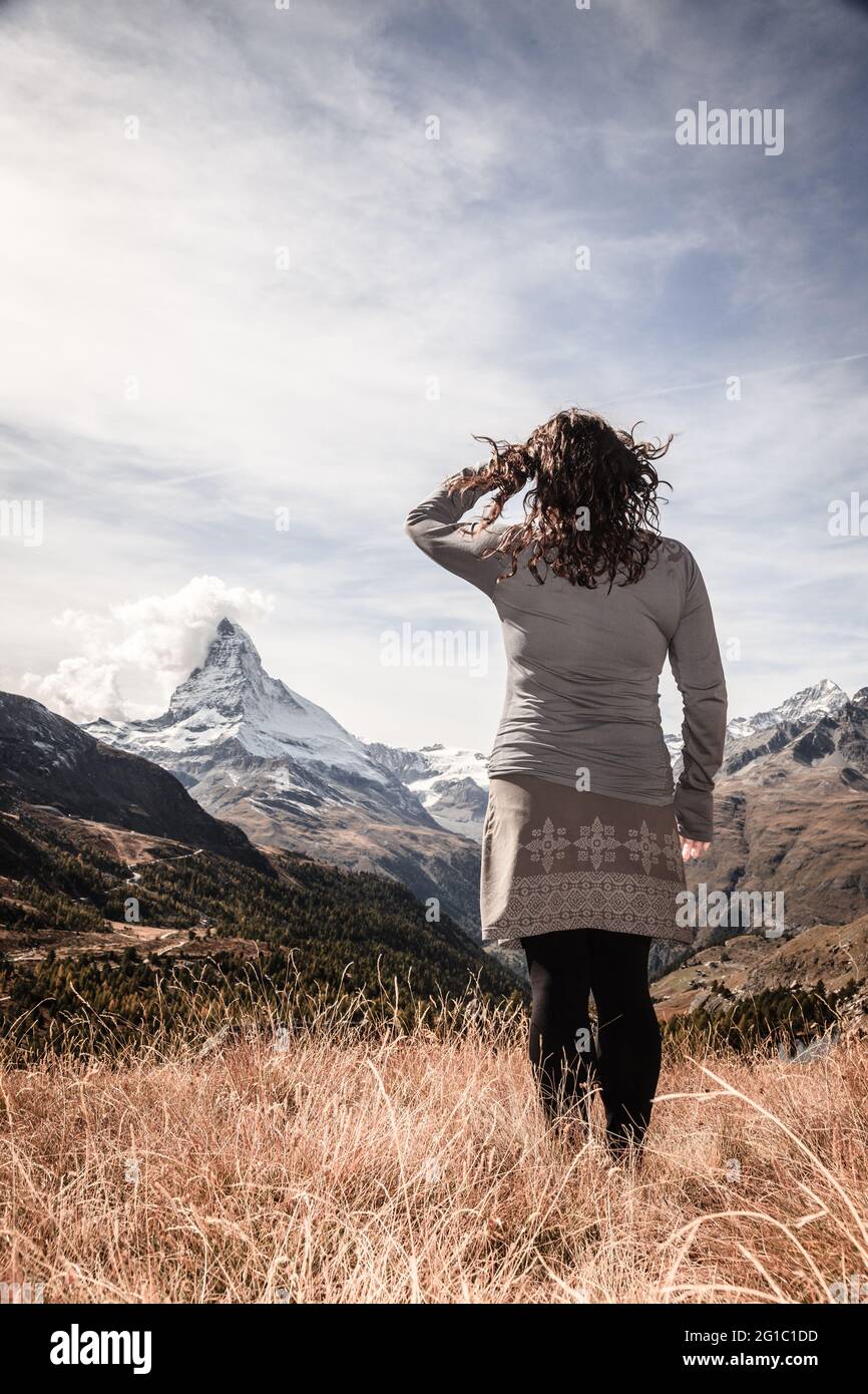 Jeune femme bénéficiant d'une vue sur les montagnes près de Swiss station ville de Zermatt Banque D'Images